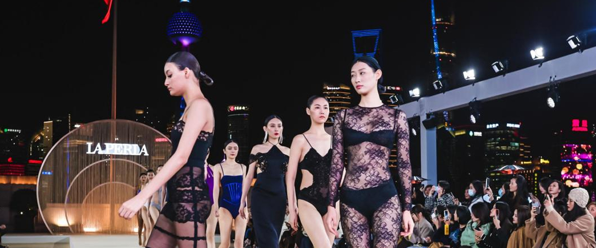 【2021年11月8日，上海】著名意大利奢侈品牌LA PERLA在上海黄浦江畔呈现了一场极具意式优雅风格的时装秀，这也是 LA PERLA在中..