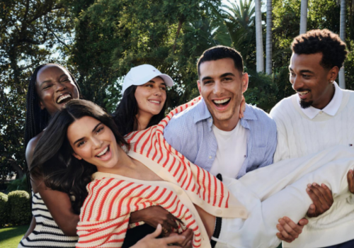 “Kendall和她的朋友们”演绎TOMMY HILFIGER 2024春夏系列广告片