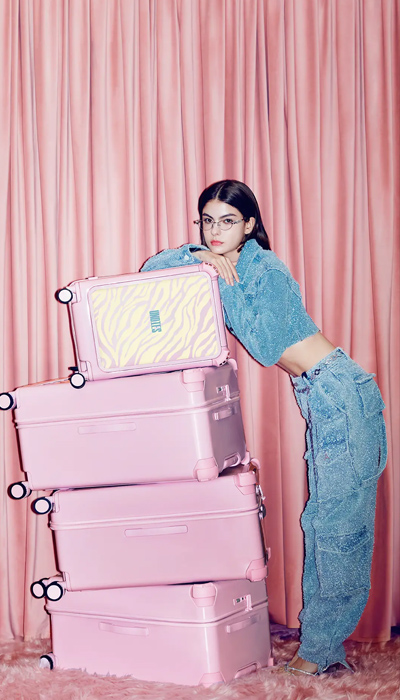 CASETiFY Travel 系列再添新色,首款亮面樱草粉配色全新上市